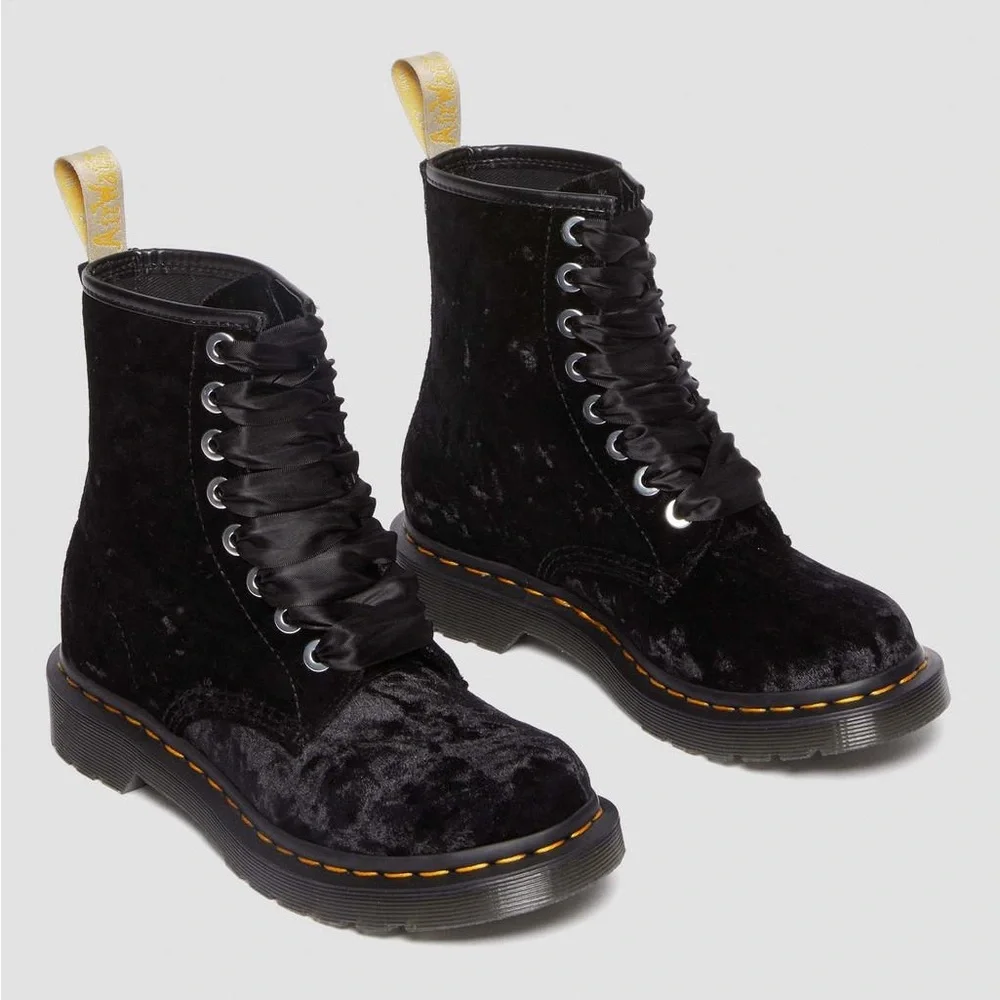 NWOT Dr. Martens VEGAN 1460 WOMEN'S CRUSHED VELVET LACE UP BOOTS Size 9 - Picture 1 of 9